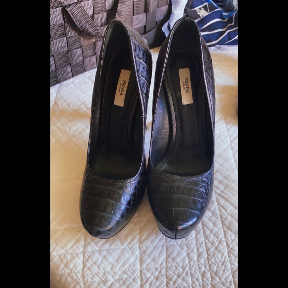BLACK LEATHER PUMPS PRADA